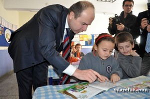 Eskişehir Valisi Kılıçlar, tatile giren öğrencilere karne hediyesi verdi.