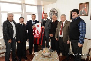 TKİ Tavşanlı Linyitspor yöneticileri Kütahya Valisi Kenan Çiftçi’ye nezaket ziyaretinde bulundular.