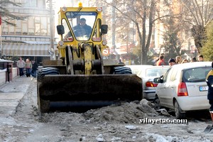 Afyonkarahisar'da kar temizleme çalışmaları devam ediyor.