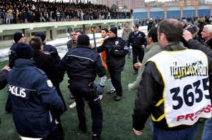 Futbolcular arasında çıkan kavga, polisin müdahalesiyle sona erdi.