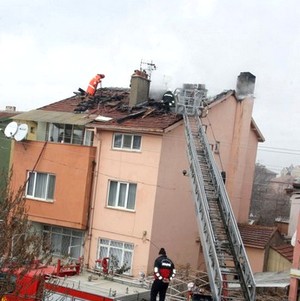 Mahmut Emin Birliktir’in evinin çatı katında yangın çıktı.