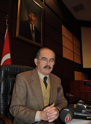 Prof. Dr. Yılmaz Büyükerşen, bir günde iki kez CHP İl Başkanlığı'nı ziyaret etti.