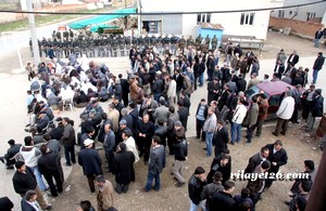 Afyonkarahisar'da kadınlar, oturma eylemi yaptı.