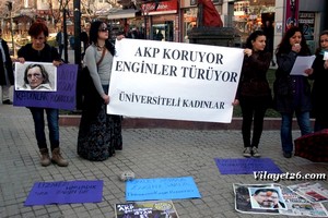 Üniversite öğrencileri Engin Ardıç'ın fotoğrafına yumurta attı