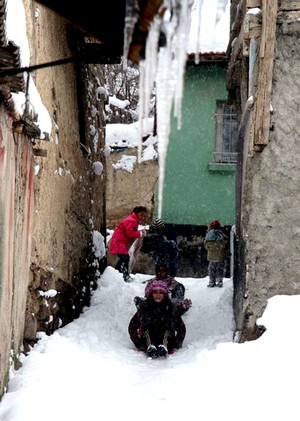 Okullar tatil edildi, çocukların kar keyfi zirve yaptı