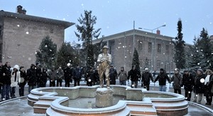 Kars’taki heykelin yıkım kararını protesto ettiler