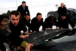 Vali İrfan Balkanlıoğlu, araç iterek, yola çıkmasını sağladı.