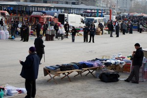 Pazarcılar, tezgahlarını duayla açıyor