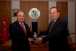 Prof. Dr. Mustafa Solak, Prof. Dr. Ali Altuntaş’tan görevi teslim aldı.