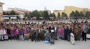 Hem çevreyi temiz tuttular hem engelleri kaldırdılar.