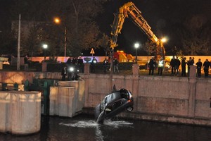 Eskişehir’de bir otomobil, Porsuk çayına uçtu.