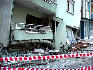 Simav’da deprem: 2 ölü, 1’i ağır 79 yaralı