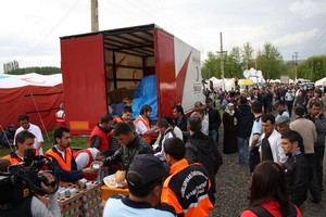 Kızılay, depremzedelere sıcak yemek dağıttı.