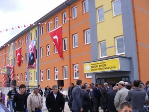 Eroğlu, Battal Aygün Anadolu Öğretmen Lisesi'nin açılışını yaptı.