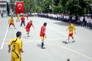 Bursaspor’un efsane isimleri öğretmenlerle maç yaptı.