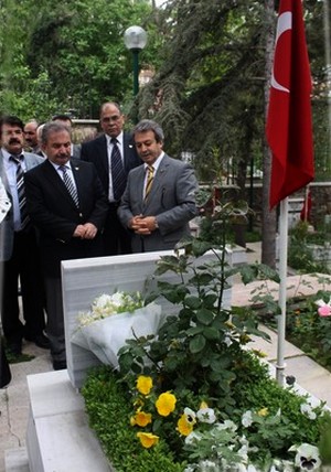 Namık Kemal Zeybek: Meclisteki parti terör örgütünün siyasi kanadıdır