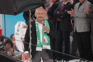 CHP Genel Başkanı Kemal Kılıçdaroğlu, pankartı sevdi