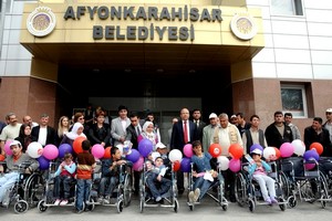 Afyonkarahisar Belediyesi, 15 engelliye tekerlekli sandalye verdi.