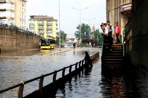 20 dakikalık yağmur Bursa'da hayatı felç etti.