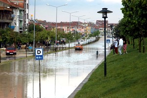 Kütahya'da akşam yağmuru: 50 ev ve işyerini sel suları bastı