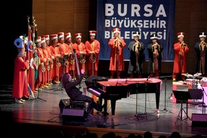 Tuluyhan Uğurlu, mehter takımıyla birlikte sahne aldı