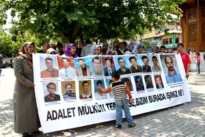 Ölen işçilerin yakınları Şehreküstü Meydanı'nda açlık grevi başlattı.