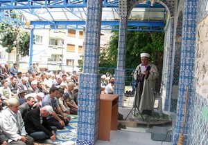 Simav'da cuma namazı yine çadır ve sokaklarda kılındı.