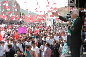 Mustafa Kamalak, Bursa’da hem iktidara hem de muhalefet partilerine ağır eleştiriler yöneltti.