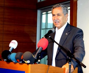 Arınç: Ucubenin gölgesinde Harakani türbesinin kalmasına tahammül edemezdik