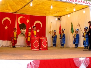 Mahmut Köyü İlköğretim Okulu'ndan yıl sonu programı düzenlendi.