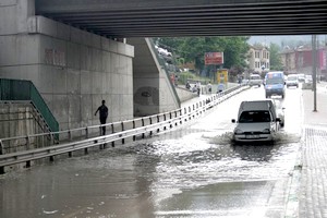 15 dakikalık yağmur, Bursa trafiğini felç etti.