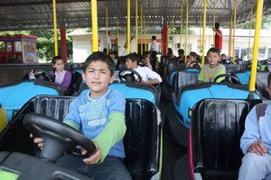 Hayatlarında ilk kez lunaparkta eğlendiler