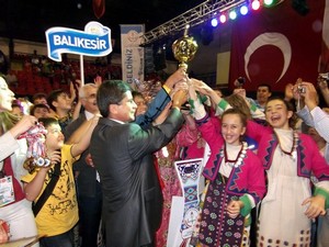 Halkoyunları Türkiye finalinin birincisi Balıkesir Mehmetçik İlköğretim Okulu