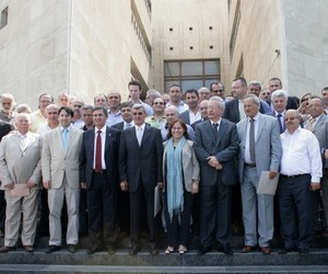 AK Parti'li Mustafa Kemal Şerbetçioğlu mazbatasını babasının elinden aldı..