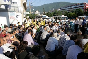 BDP’liler, YSK’nın Hatip Dicle kararını protesto etti.