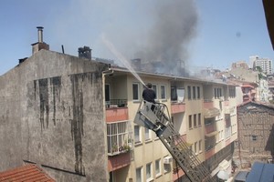 Çıkmaz sokağa park edilen araçlar, yangına müdahaleyi geciktirdi.