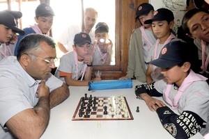 Depremzede gençlere spor malzemesi desteği