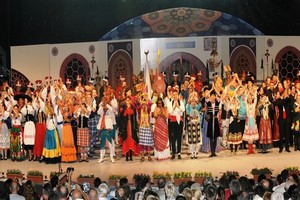 Bursa'da halk dansları şöleni törenle başladı.