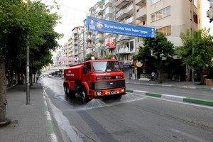 Bursa'da itfaiye yolları yıkamaya başladı