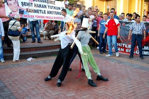 Tavşanlı’da kuklaları yakıldı