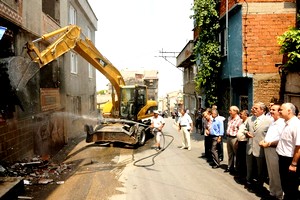 Bursa'daki dar yolları genişletme çalışmalarına başlandı.