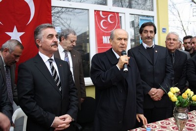 Devlet Bahçeli Koyunhisar Camii'ne 100 bin lira yardımda bulundu.