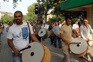 Kütahyalı Ramazan davulcularından şehir turu