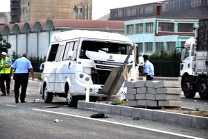 Servis minibüsü otomobille çarpıştı: 5 yaralı