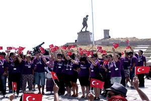 Gurbetçi gençler, Kocatepe'ye çıktı.