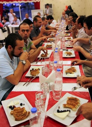 Somali için, iftarda simit yediler