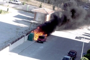 Çöp konteynerinden sıçrayan yangın otomobili kullanılmaz hale getirdi