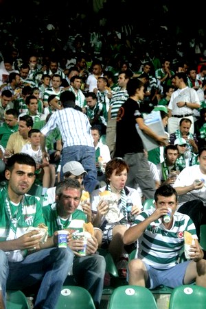 Bursaspor taraftarı iftarını statta yaptı