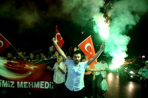 Terörist saldırıyı protesto için meşaleyle yürüdüler