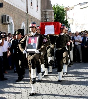 Şehit Kara Pilot Yüzbaşı Erhan Kındır, son yolculuğuna uğurlandı